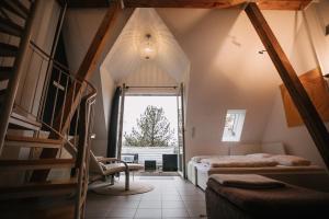 施瓦巴赫Komplettes Maisonettehaus in idyllischer Lage的一间卧室设有一张床,楼梯设有窗户