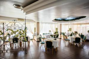 巴亚斯普列Turist Suior Baza的一间设有白色桌椅的用餐室