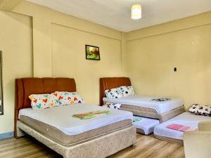 莫龙Hana Natsu Resorts Beach & Hotel的一间客房配有两张床和一张沙发