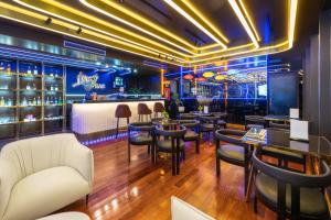岘港Golden Lotus Hotel Da Nang的一间带桌椅的餐厅和一间酒吧