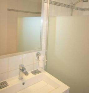 阿尔勒Arlette la petite maison Arlésienne的白色的浴室设有水槽和镜子