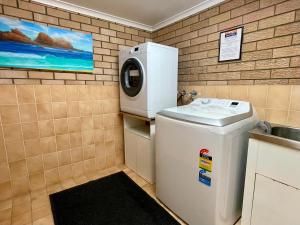 梅林布拉梅林布拉海景汽车旅馆的小厨房配有洗衣机和水槽
