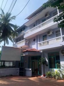 马焦茹达Shangrila by Craftels的一座白色的建筑,前面有棕榈树