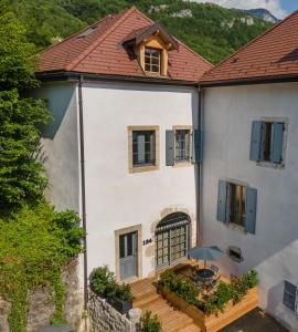塔卢瓦尔Le Chicissime, coeur du village, LLA Selections by Location lac Annecy的享有白色房屋空中景致,设有天井。