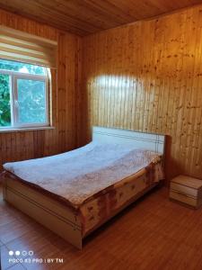 库萨雷Villa Premium Qusar的卧室配有木墙内的一张床