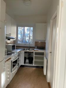 斯德哥尔摩2 room Apartment in Hammarby by Stockholm City的白色的厨房设有水槽和窗户