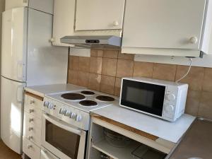 斯德哥尔摩2 room Apartment in Hammarby by Stockholm City的厨房配有微波炉和冰箱。
