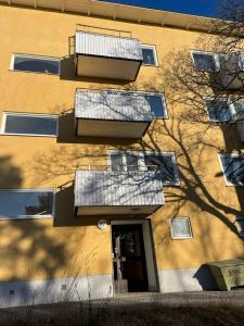 斯德哥尔摩2 room Apartment in Hammarby by Stockholm City的一座建筑的侧面设有太阳能电池板