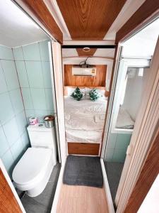 奥南海滩Baan Bus 81/11 Krabi的一间带卫生间和床的小浴室