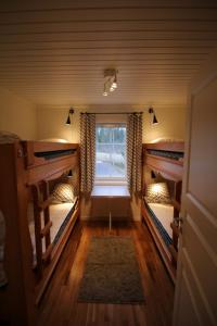 萨伦Gula Byn 411A的客房设有两张双层床和一扇窗户。