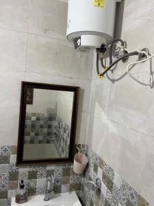 MohaliOdyin Apartment的一间带镜子和水槽的浴室