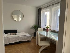 加尔布森Messewohnung/Monteurwohnung的白色的客房配有桌子和镜子