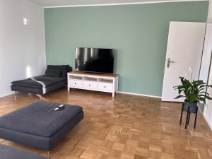 加尔布森Messewohnung/Monteurwohnung的带沙发和平面电视的客厅
