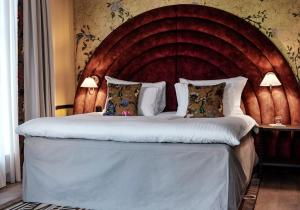 奥斯陆克里斯蒂提特酒店的一张大床,在房间内配有木制床头板