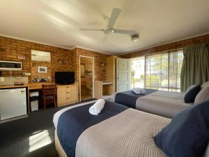 梅林布拉梅林布拉海景汽车旅馆的酒店客房设有两张床、一个厨房和一台电视。