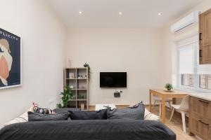 比雷埃夫斯Mikrolimano Gem: Serene 1BR Apartment的带沙发和电视的客厅