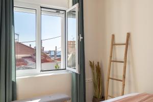 比雷埃夫斯Mikrolimano Gem: Serene 1BR Apartment的一间设有梯子和美景窗户的客房