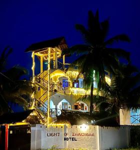 南威Light of Zanzibar Hotel的海滩上的一座建筑