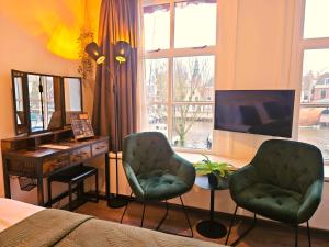 哈林亨Hotel Anna Casparii的客厅配有两把椅子和电视