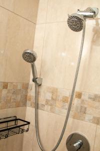 CanaanComfi Spaces的浴室内配有淋浴和头顶淋浴
