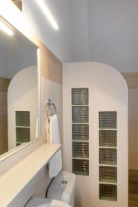 阿林达Hotel Marilen的浴室设有白色的卫生间和镜子