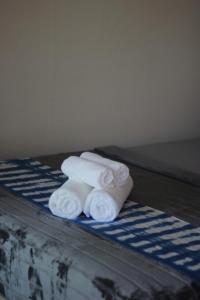 班柯木Smile Resort Koh Mook的桌子上堆着的毛巾
