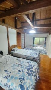 屋久岛Whole house rental inn Horizon line - Vacation STAY 18087v的一间卧室配有两张带蓝白色床单的床