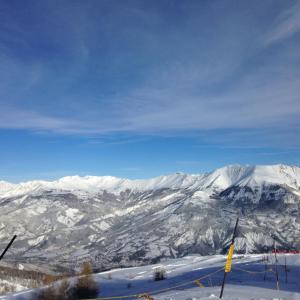 EnchastrayesStudio au cœur du Sauze - La grande Chaume的享有白雪覆盖的山脉美景