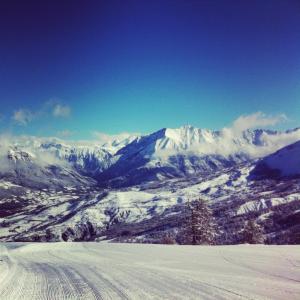 EnchastrayesStudio au cœur du Sauze - La grande Chaume的雪覆盖的山脉,雪覆盖的山脉