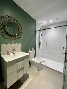 里摩日Limoges Sud-LesCinqSuites-L'Eden - DABNB的浴室配有卫生间、盥洗盆和淋浴。