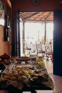 伊塔帕里卡奈尔布鲁住宿加早餐旅馆的厨房配有餐桌和食物