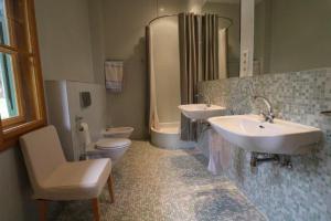 因斯布鲁克Haus Tanegg的浴室配有2个盥洗盆、卫生间和淋浴。