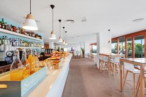 伊维萨镇THB罗斯蒙里诺酒店 - 仅限成年人的餐厅设有供应饮品和桌子的酒吧