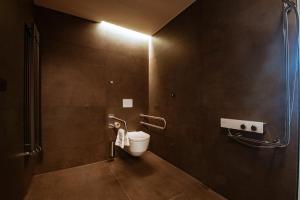 奥洛穆茨NUTREND World的浴室设有卫生间,墙上有灯