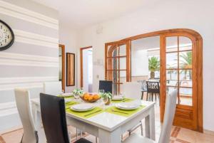 阿雷纳尔登卡斯特尔Villa Mar Azul的一间配备有白色桌椅的用餐室