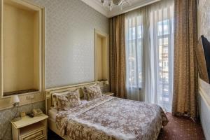 敖德萨Vintage Art Hotel的一间卧室设有一张床和一个大窗户