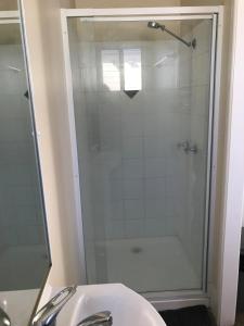 温顿Australian Hotel Winton Cabins的带淋浴和盥洗盆的浴室