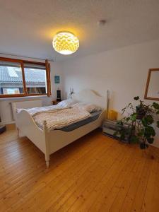 弗隆海姆Sabrina's Sandsteinhaus的一间卧室配有一张床和盆栽植物