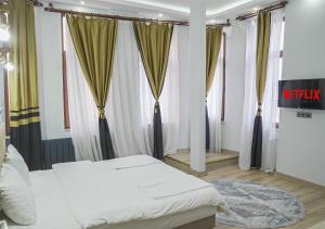 伊斯坦布尔Mar Suite的一间卧室设有两张床,部分设有窗户。