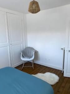 ÉcommoyLe Contemporain - 5p - Centre Ecommoy - Rêve au Mans的白色的房间,配有椅子和地毯