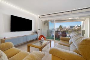 贝纳尔马德纳Luxury in Puerto Marina的客厅配有2张沙发和1台平面电视