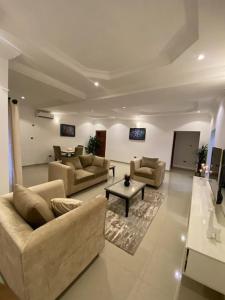 莱基New 3 bedroom apartment in a private estate lekki的带沙发和桌子的大客厅