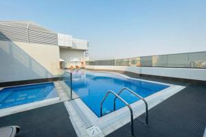 迪拜TIME Onyx Hotel Apartments的大楼顶部的大型游泳池