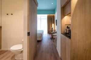 格拉纳达格拉纳达美利亚酒店的酒店客房设有一张床和一个卫生间。