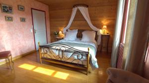 BesainL'Ancienne Cure的一间卧室配有一张带天蓬的床
