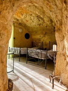 吕讷Troglo Papillon的石洞卧室