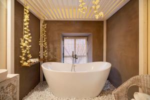 赫雷斯-德拉弗龙特拉Private Spa in Kangen House Jerez的带窗户的浴室内的白色浴缸