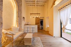 赫雷斯-德拉弗龙特拉Private Spa in Kangen House Jerez的客厅配有沙发和桌子