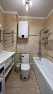 卡拉甘达Luxe Appartments on Stepnoy的一间带卫生间和浴缸的浴室