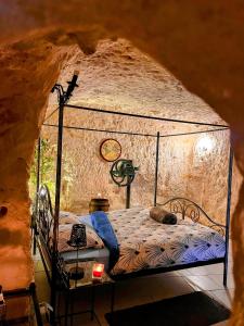 吕讷Troglo Papillon的一间洞穴内床的卧室